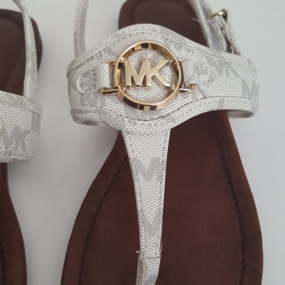 Girl's MICHAEL KORS MK Logo Plate White Thong Sandals Size 4 - Picture 9 of 13